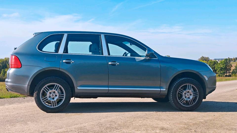 Porsche Cayenne 2004 — rear view