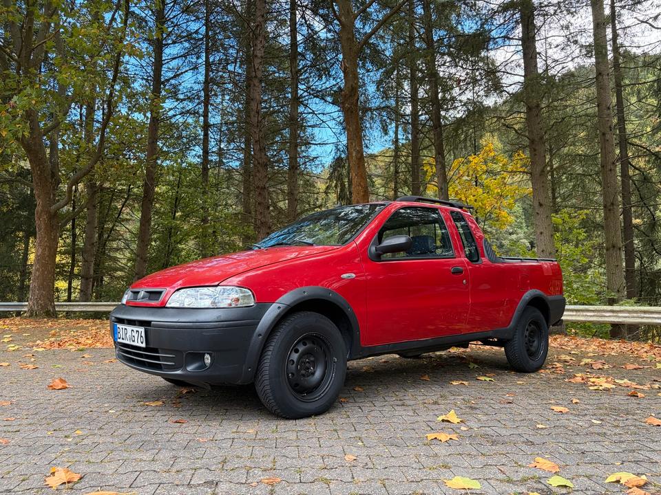 Fiat Strada 2004 — rear view