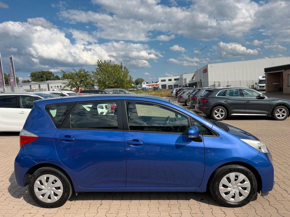Toyota Verso 2011 — rear view