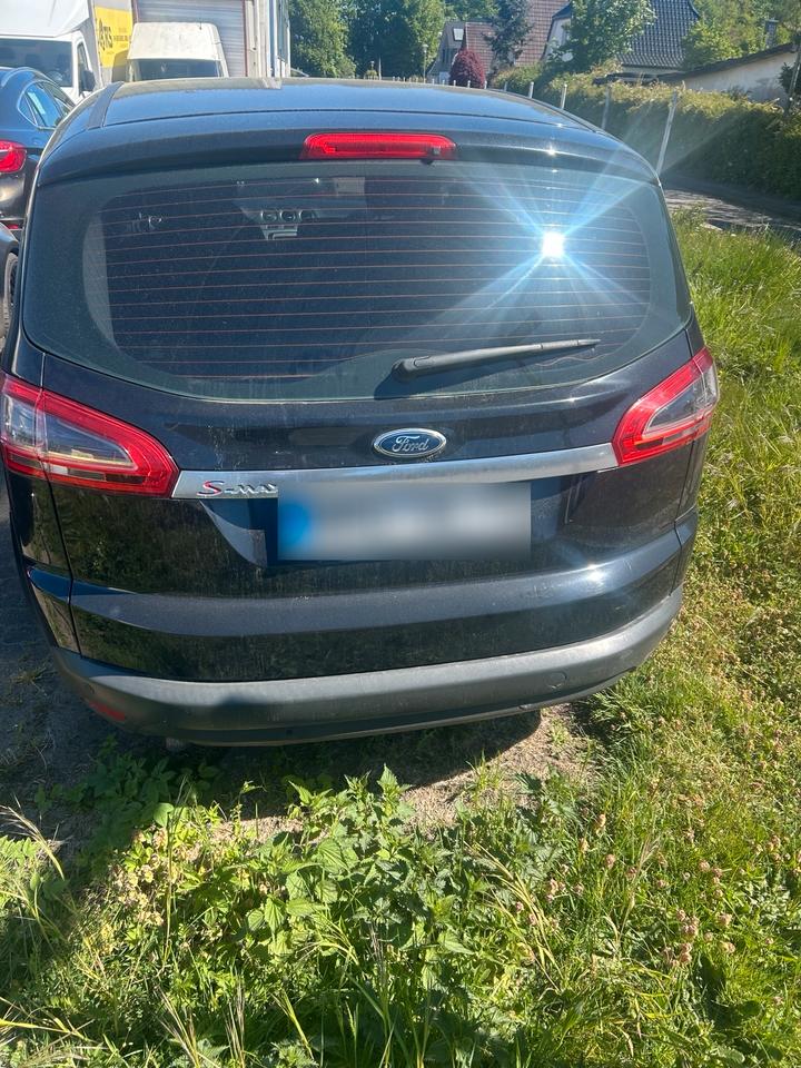 Ford C-Max 2011 — вигляд ззаду