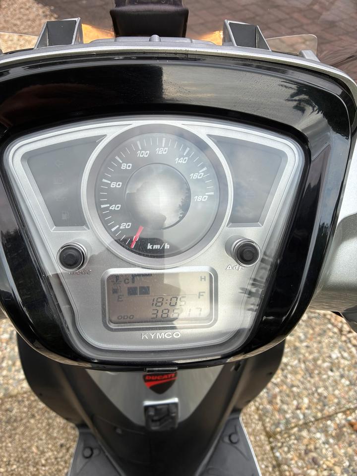 Kymco Gelöscht • Kymco People 300 gti 2010 — вигляд ззаду
