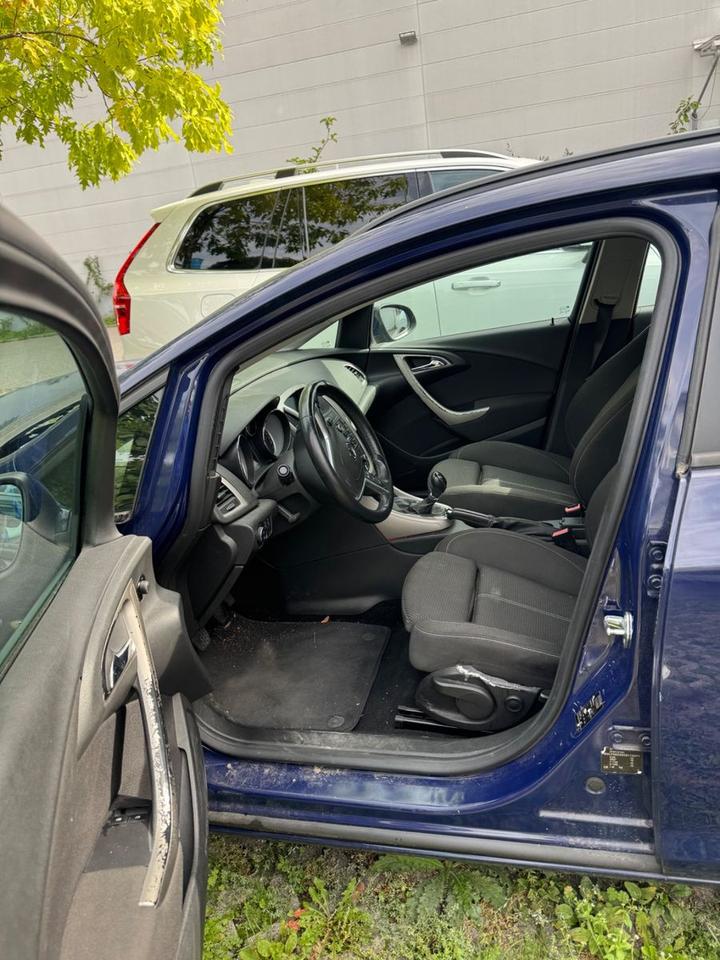 Opel Astra 2012 — photo 10