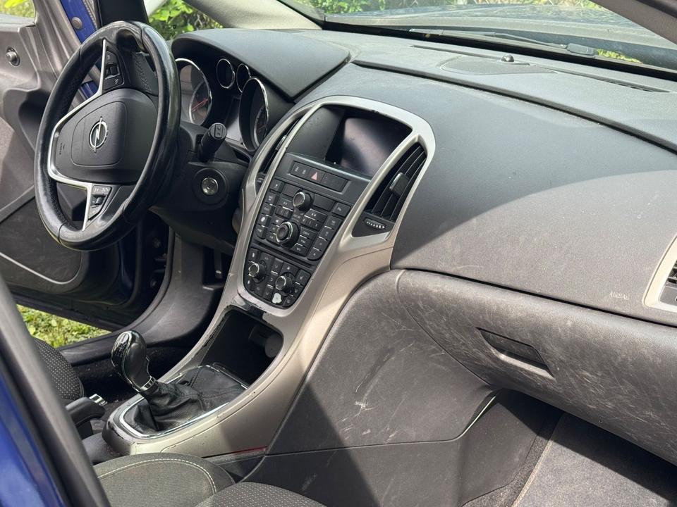 Opel Astra 2012 — photo 11