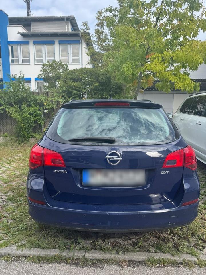 Opel Astra 2012 — rear view