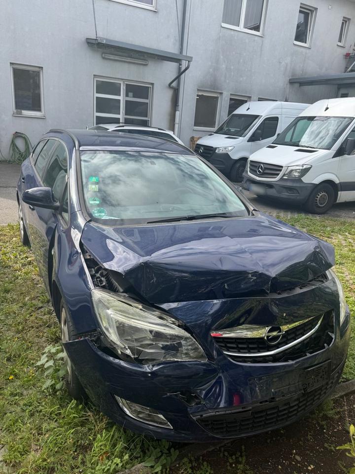 Opel Astra 2012 — engine