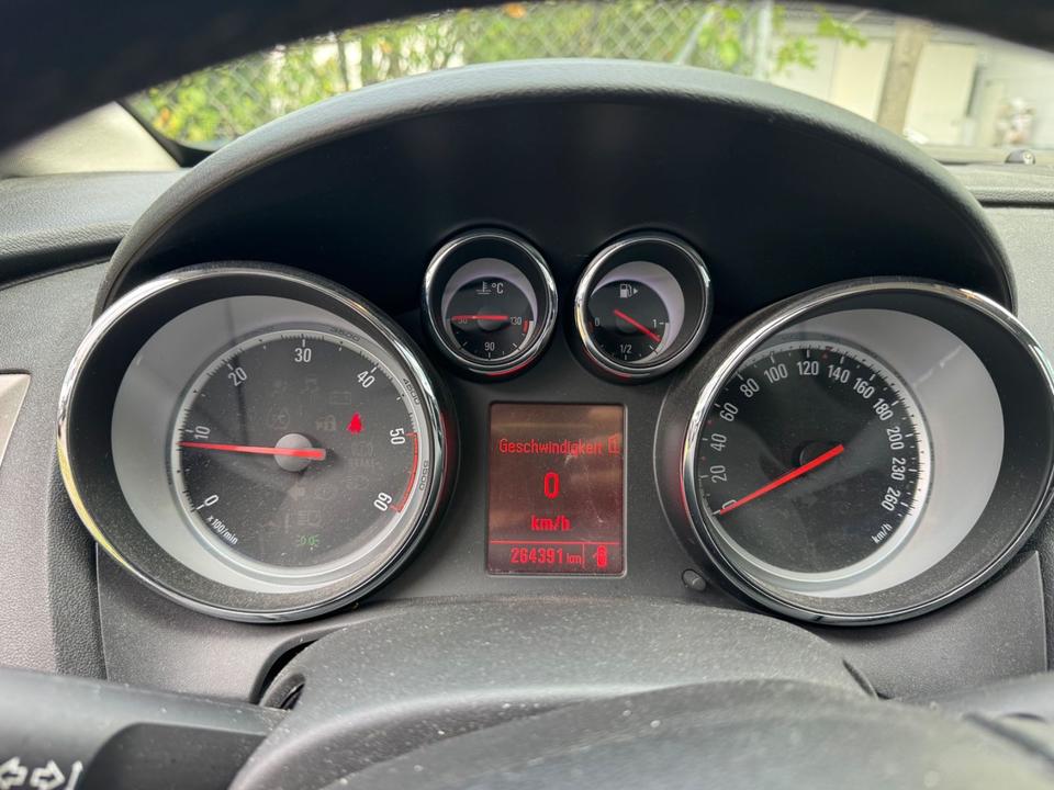 Opel Astra 2012 — photo 9