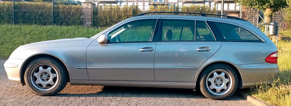 Mercedes Benz E 220 2005 — interior