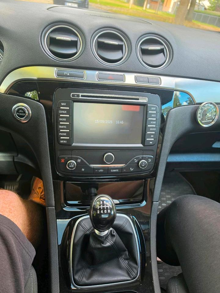 Ford S-Max 2011 — photo 11