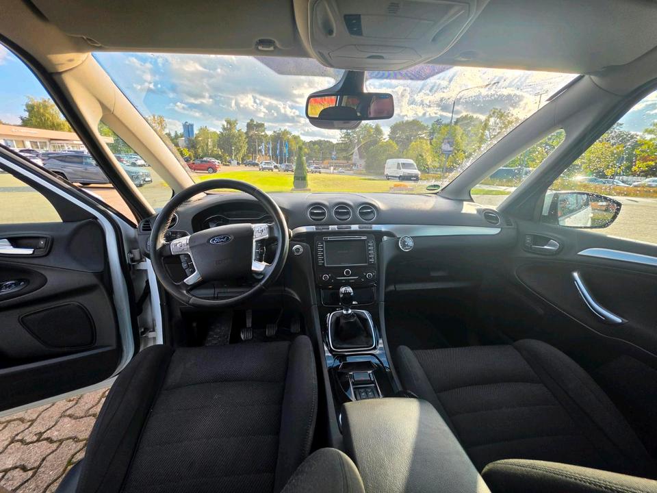 Ford S-Max 2011 — photo 13