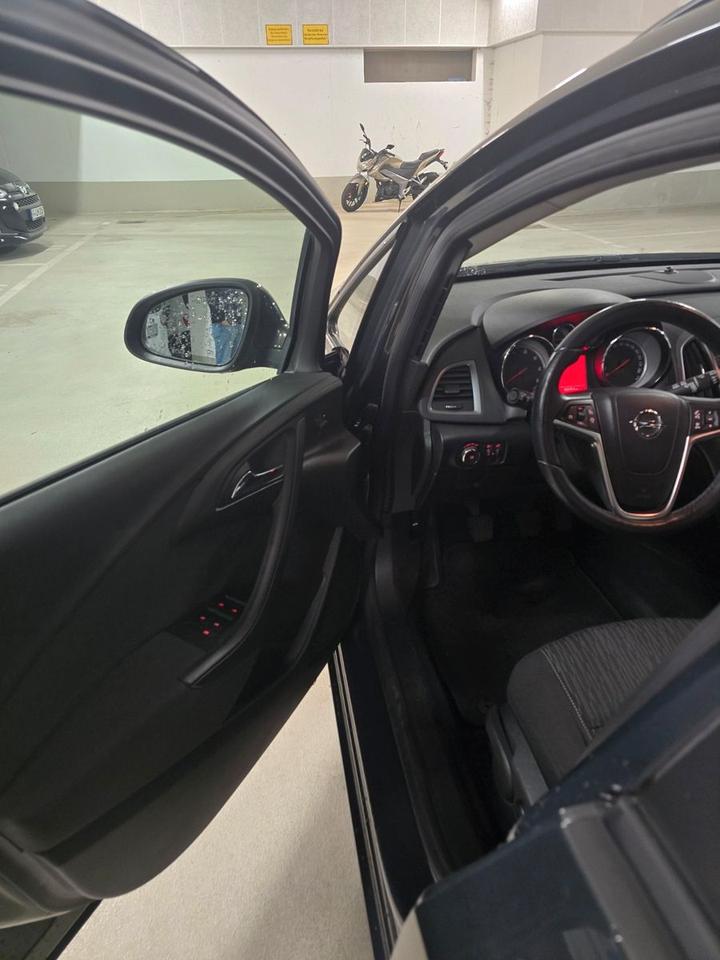 Opel Astra 2015 — photo 13