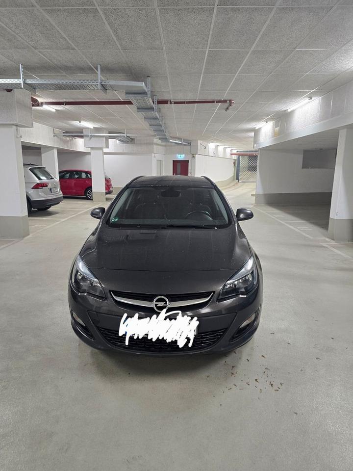 Opel Astra 2015 — rear view