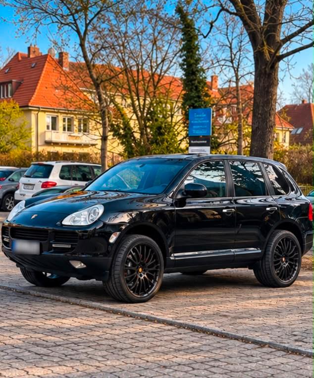 Porsche Cayenne 2004 — rear view
