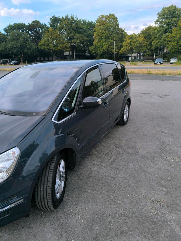 Ford S-Max 2012 — вигляд ззаду
