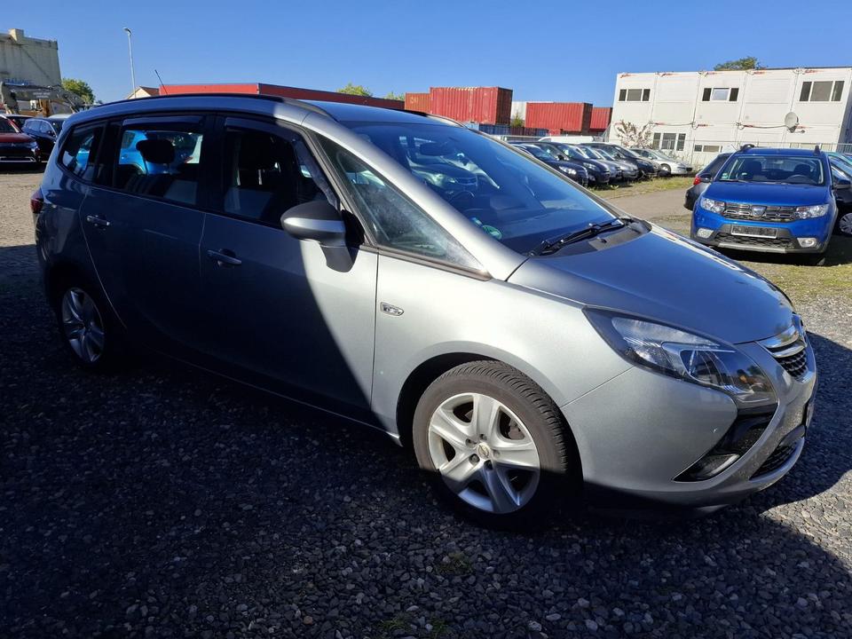 Opel Zafira 2012 — вигляд ззаду
