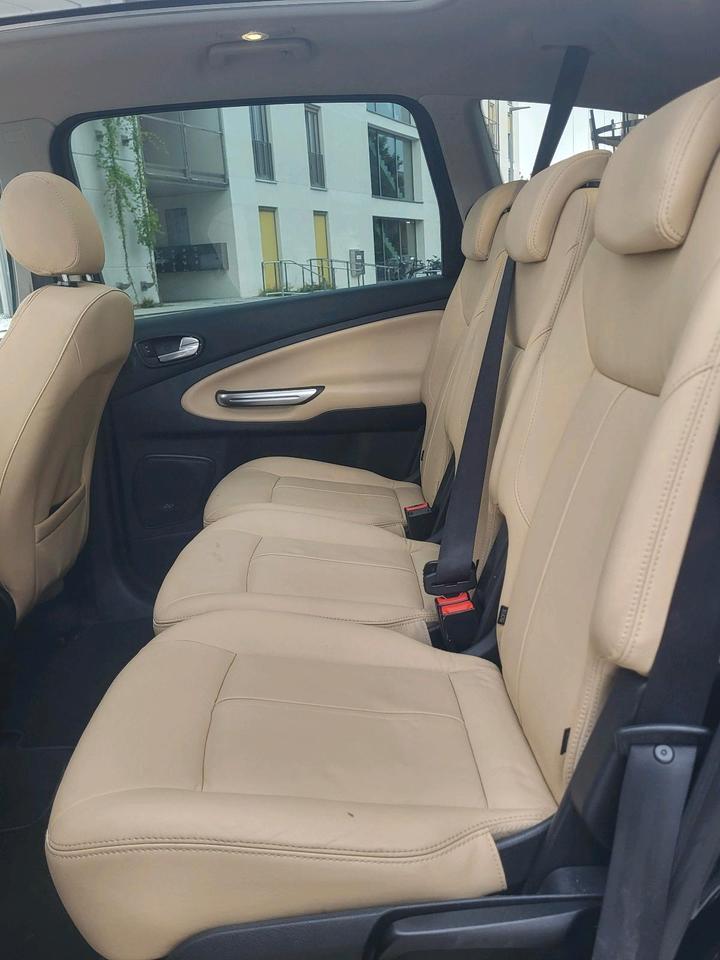 Ford S-Max 2011 — photo 10