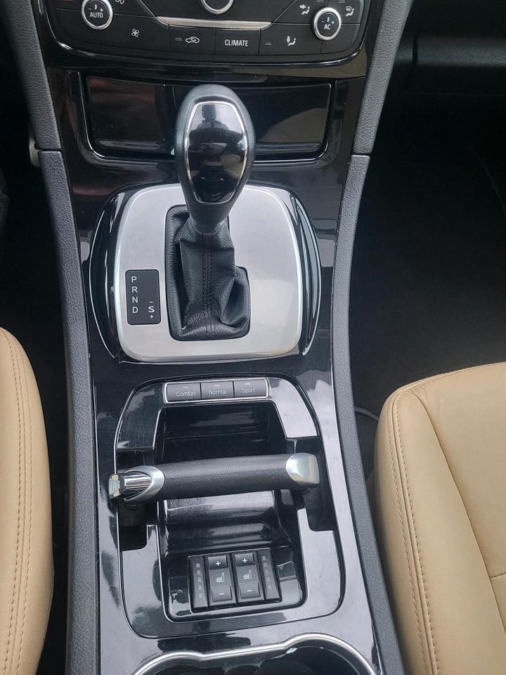 Ford S-Max 2011 — photo 15