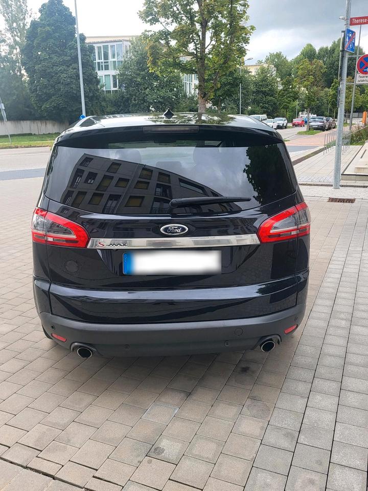 Ford S-Max 2011 — rear view