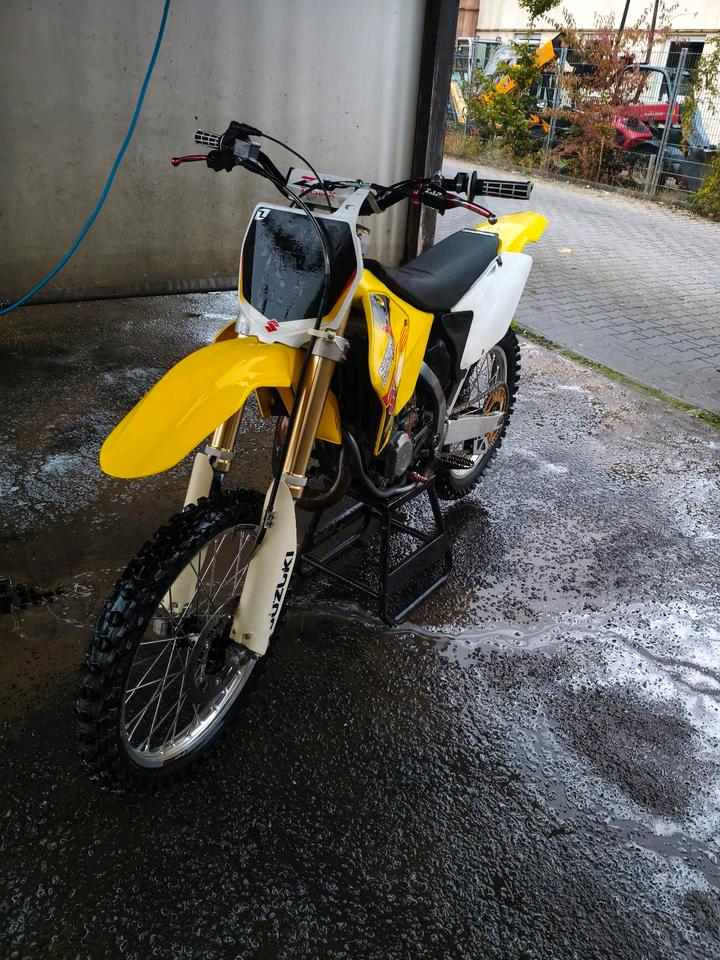 Suzuki RM125 2Takt Motocross Cross MX 125 ccm 2007 — вигляд ззаду