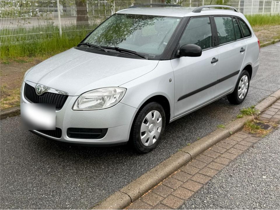 Skoda Fabia 2011 — rear view