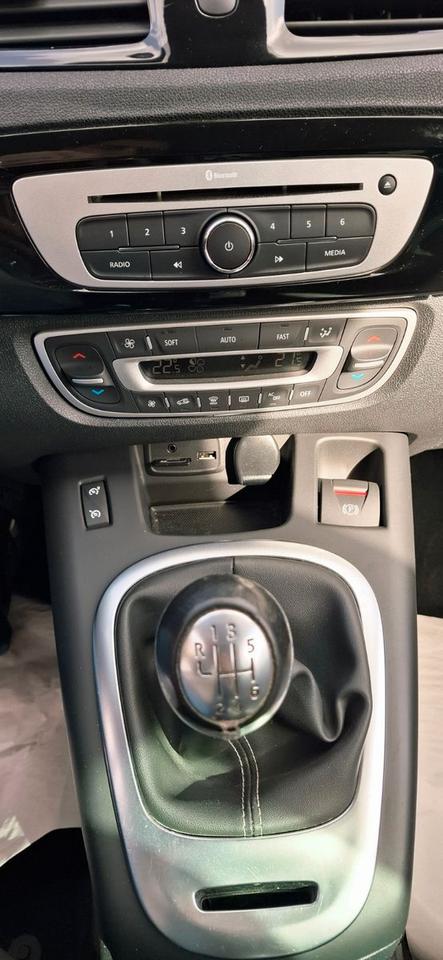Renault Grand Scenic 2015 — photo 17