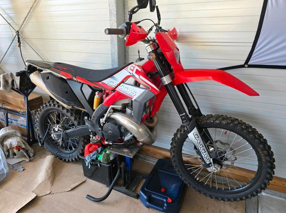 Weitere Motorräder GasGas EC 300 2 Takt mit Straßenzulassung. Enduro Motocross Sumo 2012 — авто для ЗСУ з Європи
