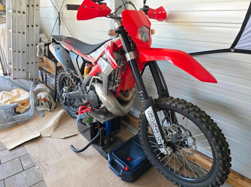 Weitere Motorräder GasGas EC 300 2 Takt mit Straßenzulassung. Enduro Motocross Sumo 2012 — салон