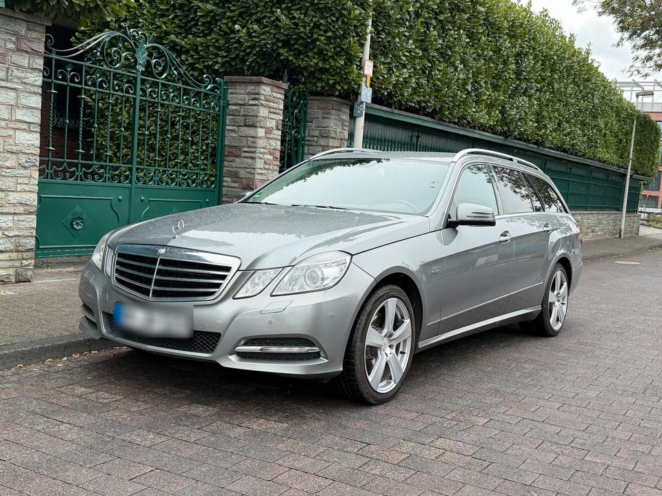 Mercedes Benz E 300 2011 — rear view