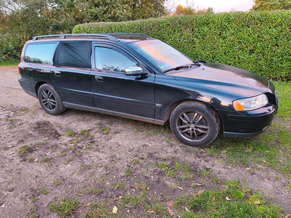 Volvo V70 2005 — rear view
