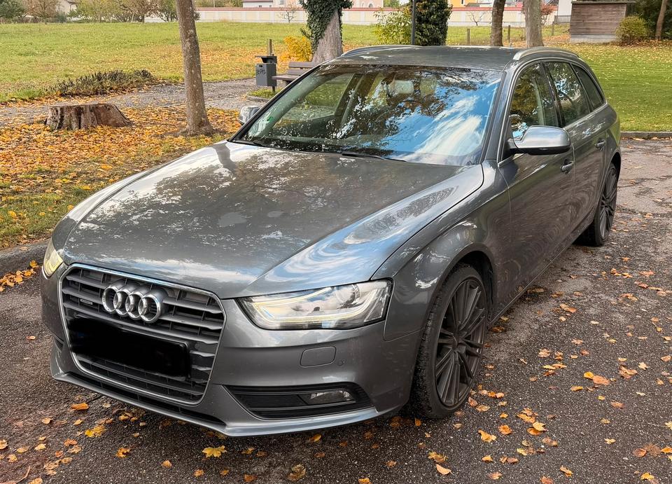 Audi A4 2012 — вигляд ззаду
