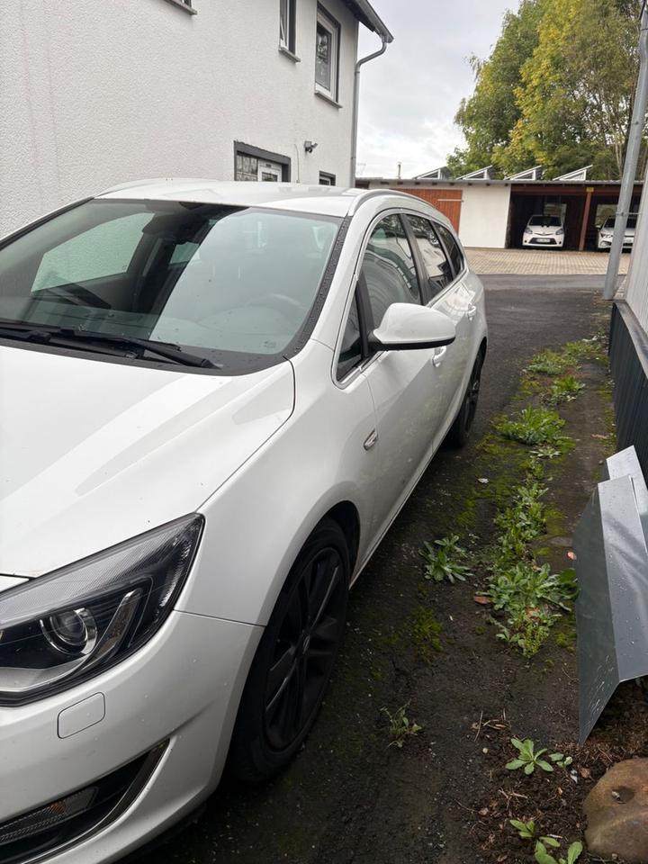 Opel Astra 2013 — rear view