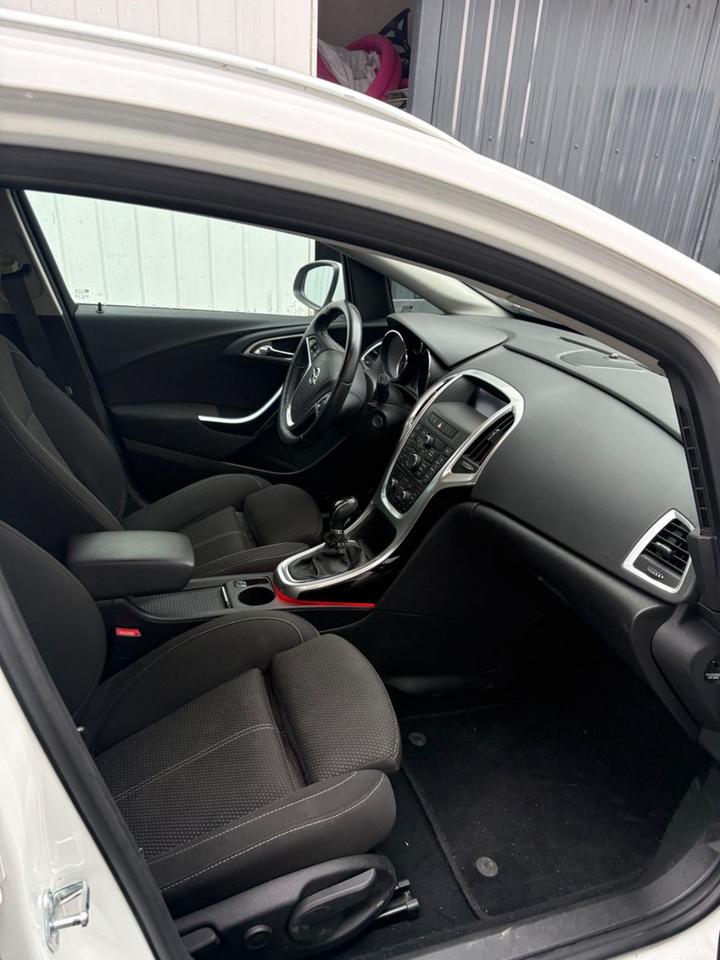 Opel Astra 2013 — photo 8