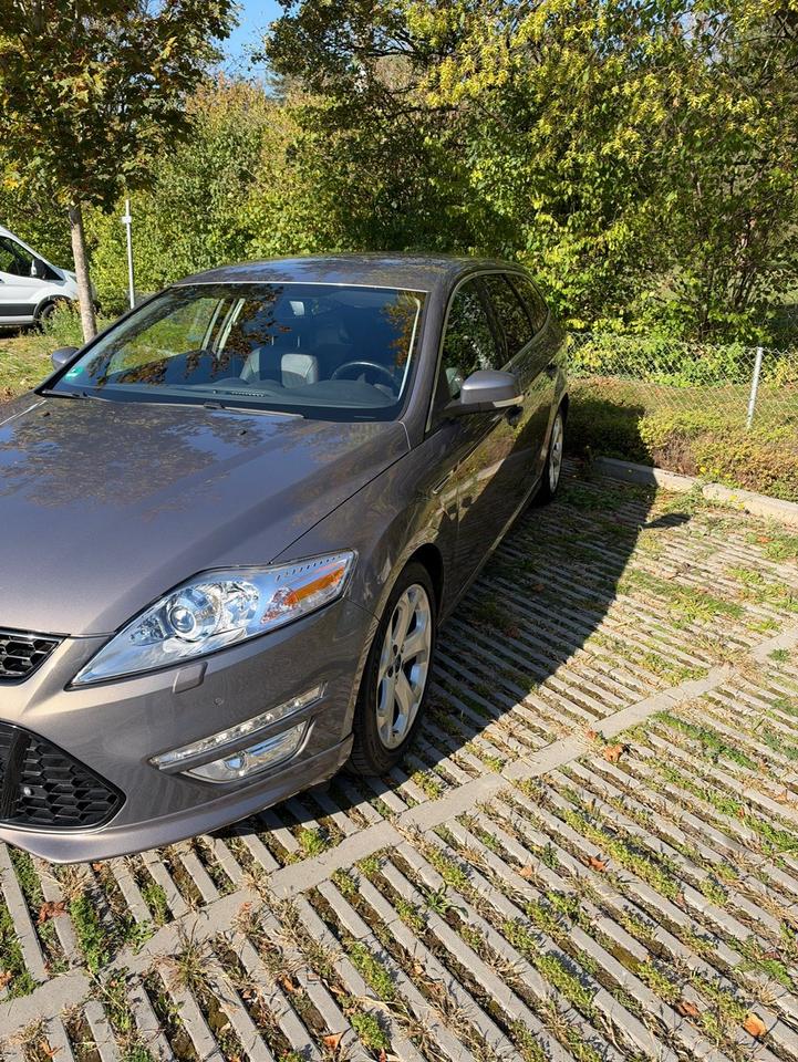 Ford Mondeo 2011 — rear view