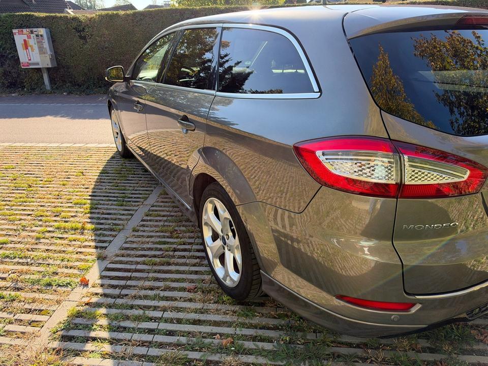 Ford Mondeo 2011 — interior