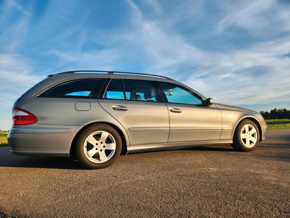 Mercedes Benz E 320 2005 — rear view