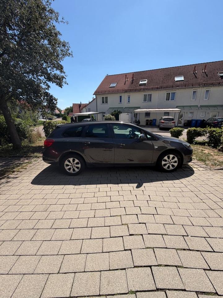 Opel Astra 2014 — вигляд ззаду
