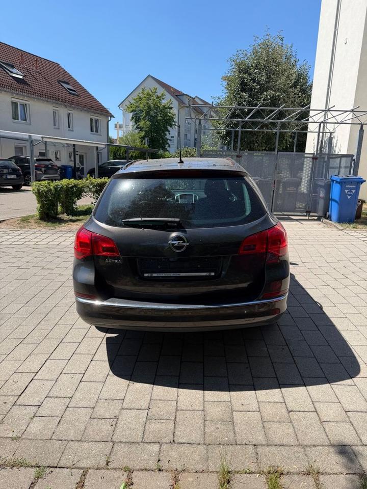 Opel Astra 2014 — салон