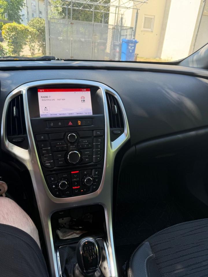 Opel Astra 2014 — двигун