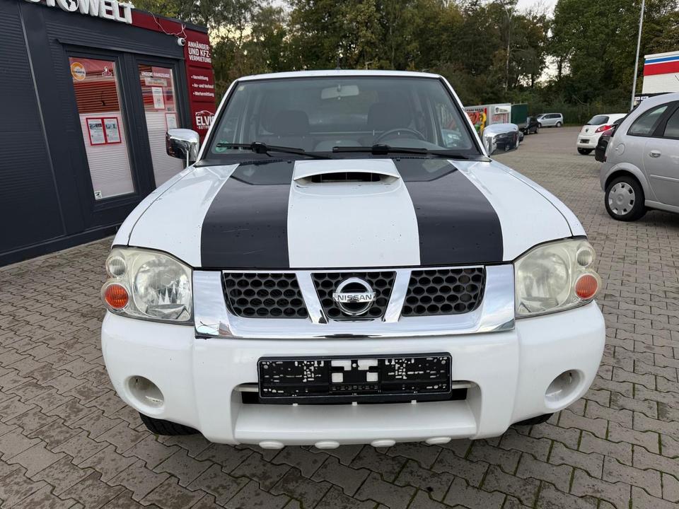 Nissan Navara 2004 — rear view