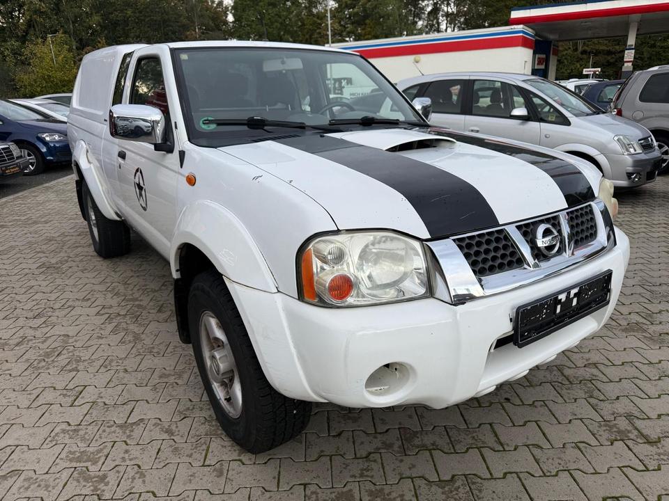 Nissan Navara 2004 — interior