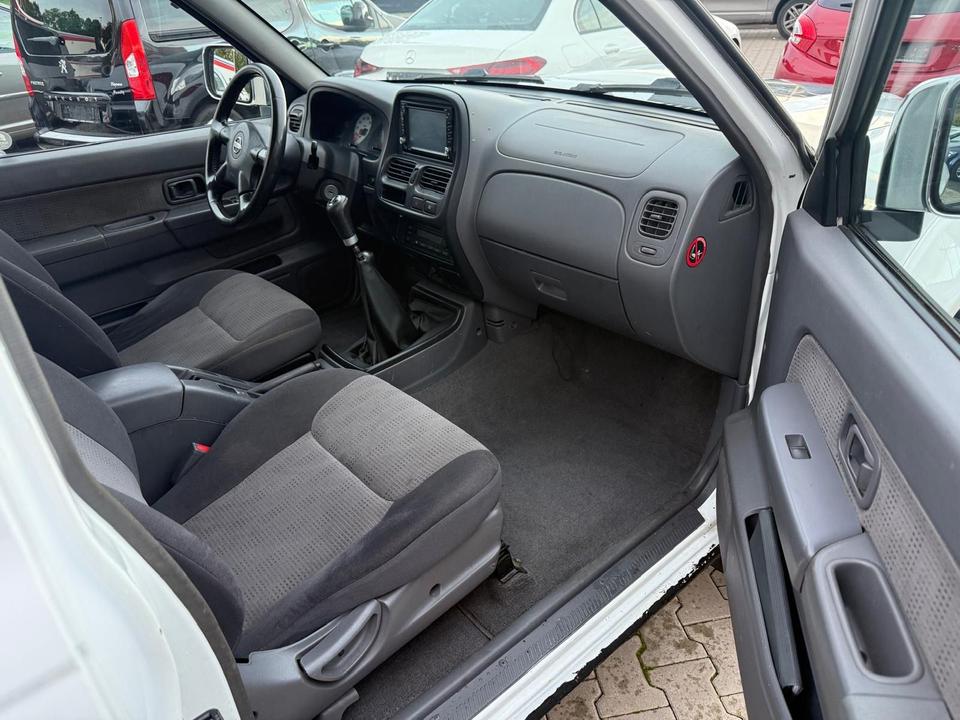 Nissan Navara 2004 — photo 9