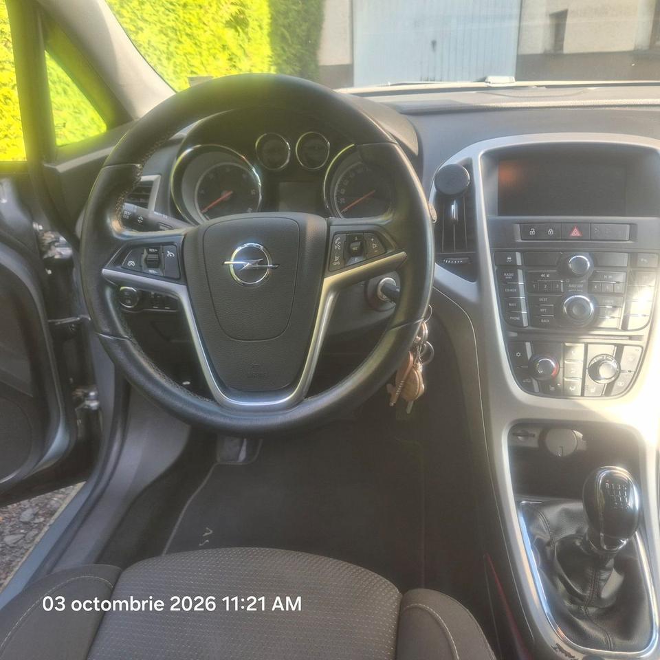 Opel Astra 2012 — photo 10