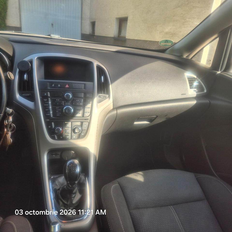 Opel Astra 2012 — photo 11