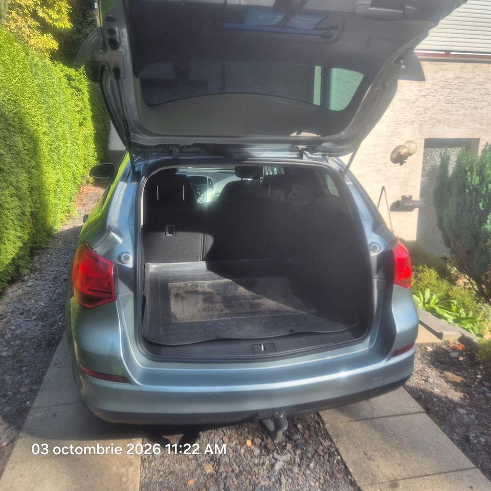 Opel Astra 2012 — photo 12