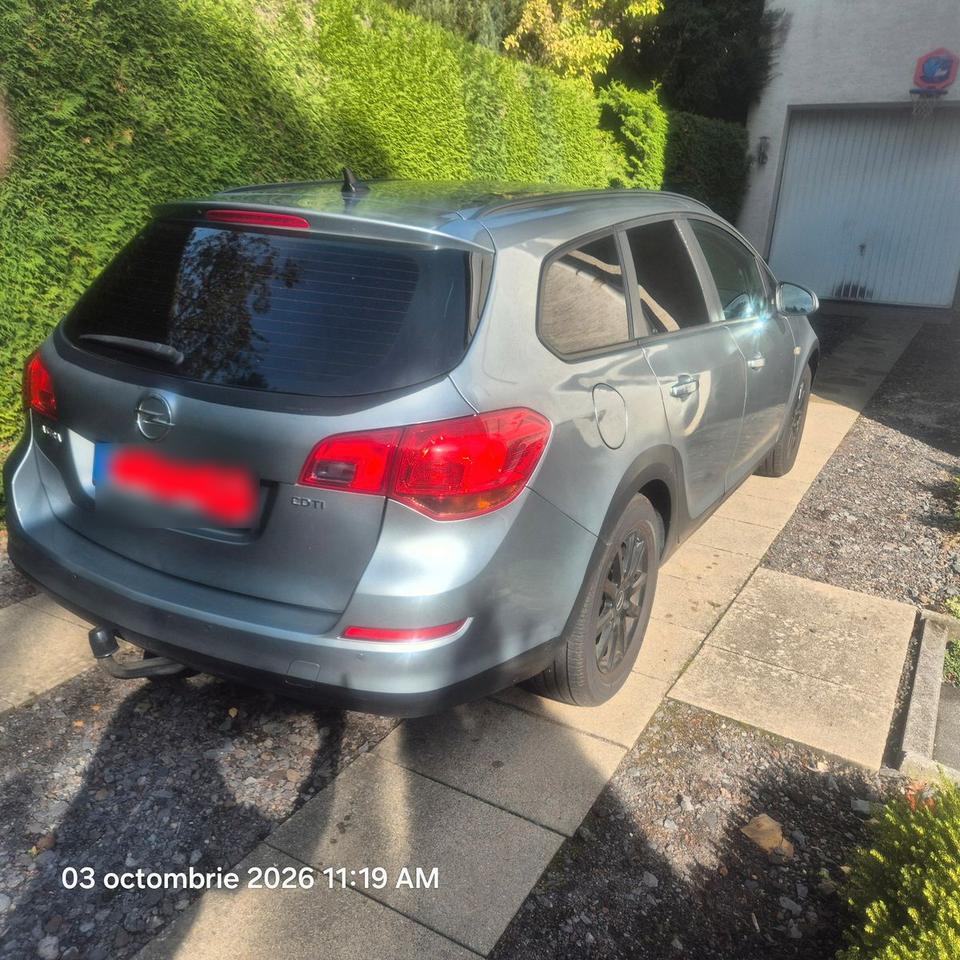 Opel Astra 2012 — rear view
