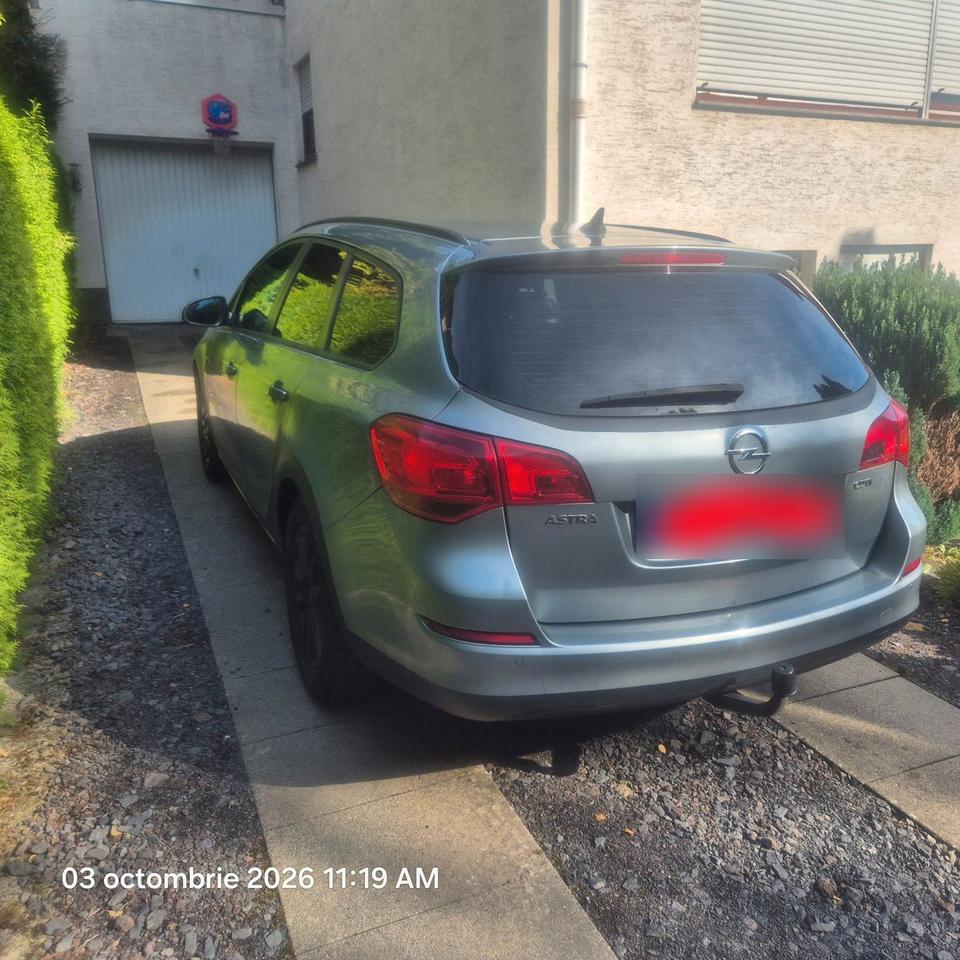 Opel Astra 2012 — engine