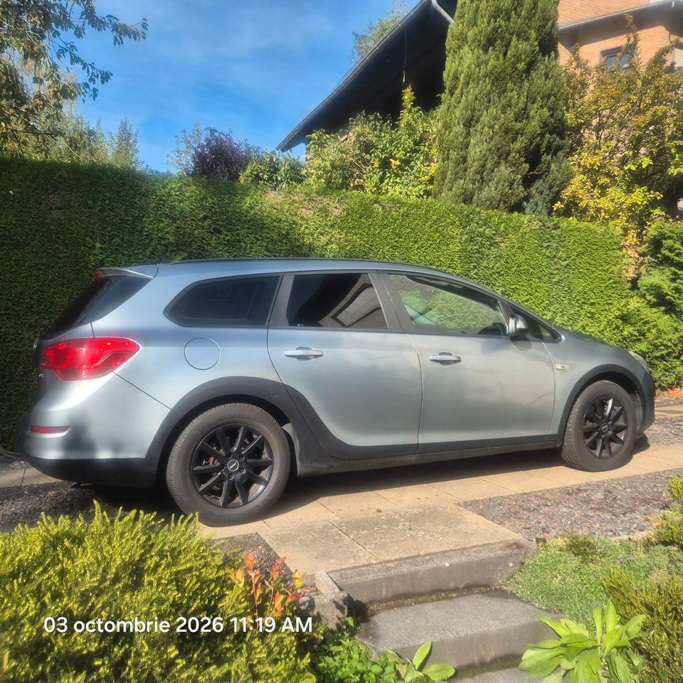 Opel Astra 2012 — photo 5