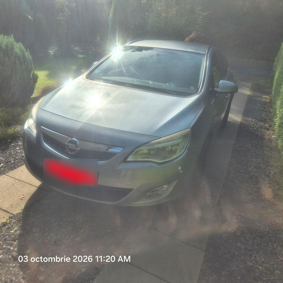 Opel Astra 2012 — photo 8