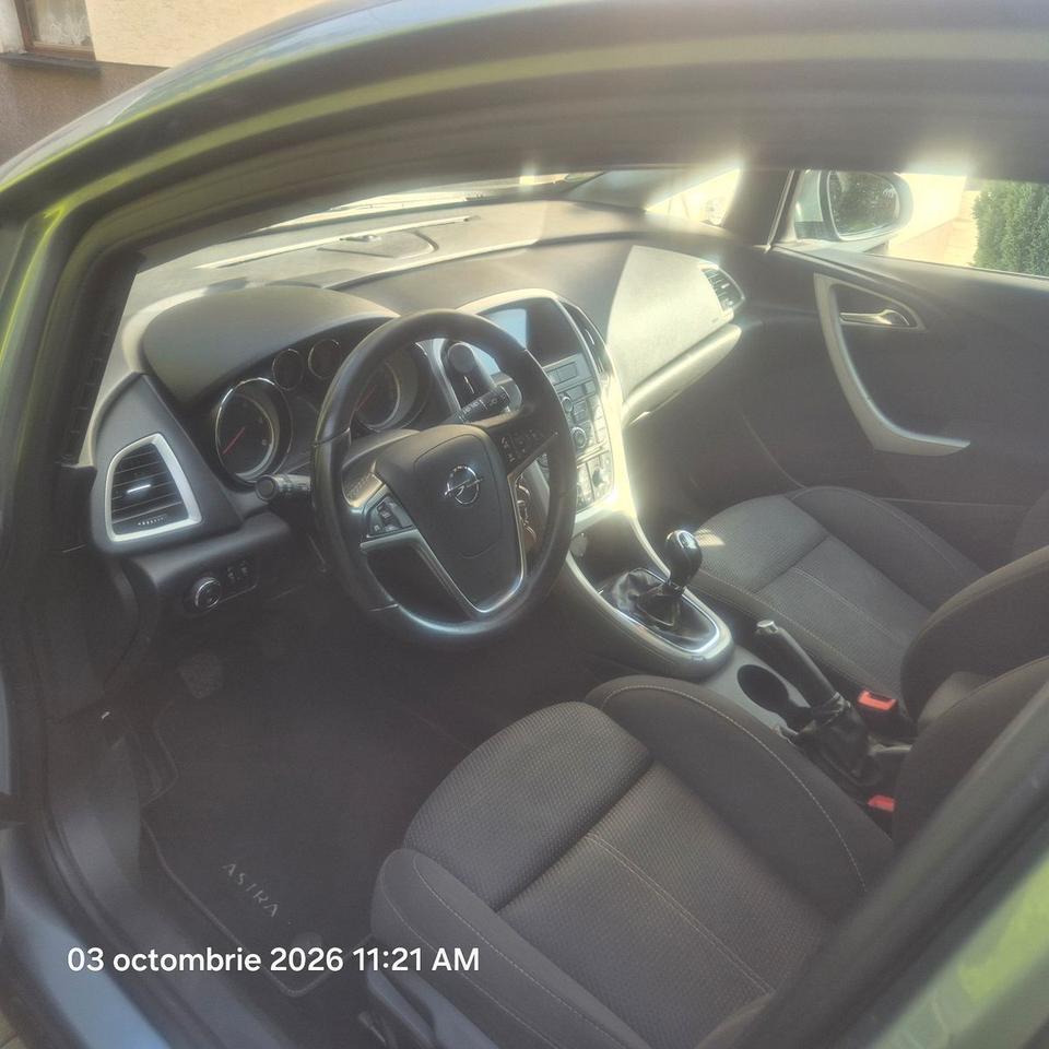 Opel Astra 2012 — photo 9