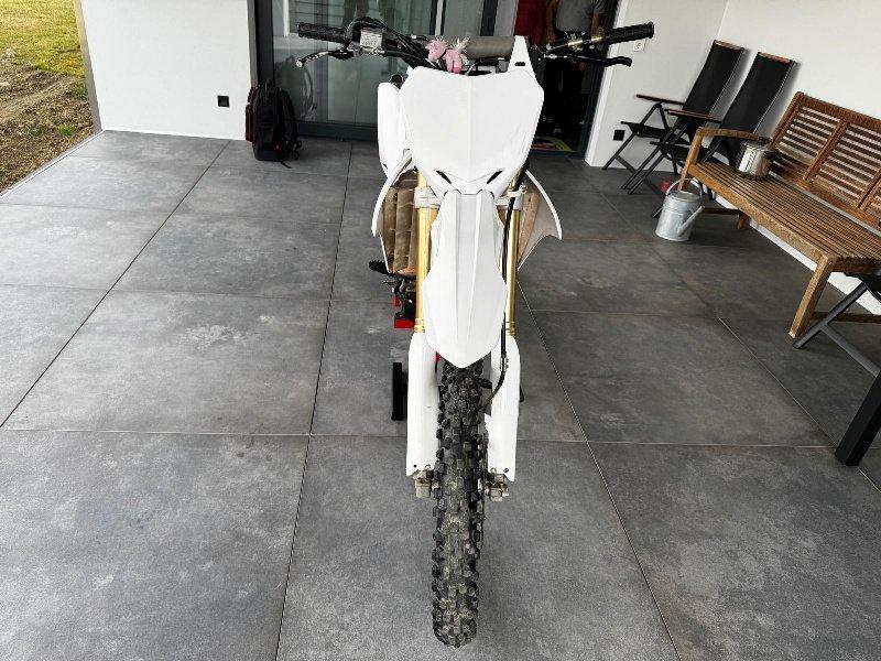 Suzuki RMZ 450 Motocross Motorrad weiß gelb schwarz Top Zustand 2013 — rear view