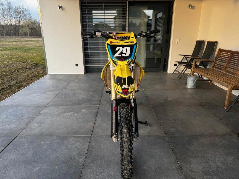 Suzuki RMZ 450 Motocross Motorrad weiß gelb schwarz Top Zustand 2013 — interior